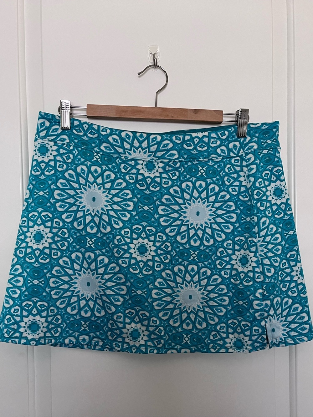 Tranquility by Colorado Clothing Turquoise and White print skort size large